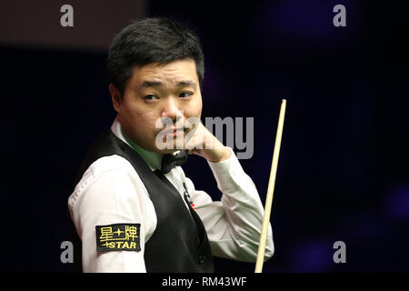 Cardiff, Großbritannien. 13 Feb, 2019. Ding Junhui Chinas während seiner 2. runde Spiel gegen Oliver Linien. Welsh Open Snooker, Tag 3 Am Motorpoint Arena in Cardifft, South Wales am Mittwoch, 13. Februar 2019. pic von der Credit: Andrew Obstgarten/Alamy leben Nachrichten Stockfoto