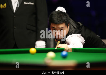 Cardiff, Großbritannien. 13 Feb, 2019. Ding Junhui Chinas während seiner 2. runde Spiel gegen Oliver Linien. Welsh Open Snooker, Tag 3 Am Motorpoint Arena in Cardifft, South Wales am Mittwoch, 13. Februar 2019. pic von der Credit: Andrew Obstgarten/Alamy leben Nachrichten Stockfoto