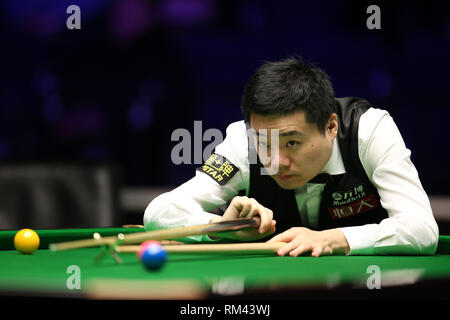 Cardiff, Großbritannien. 13 Feb, 2019. Ding Junhui Chinas während seiner 2. runde Spiel gegen Oliver Linien. Welsh Open Snooker, Tag 3 Am Motorpoint Arena in Cardifft, South Wales am Mittwoch, 13. Februar 2019. pic von der Credit: Andrew Obstgarten/Alamy leben Nachrichten Stockfoto