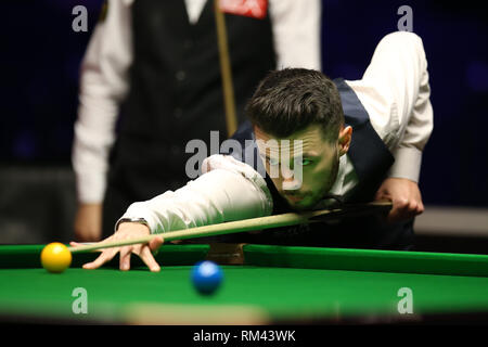 Cardiff, Großbritannien. 13 Feb, 2019. Oliver Linien während seiner 2. runde Spiel gegen Ding Junhui von China. Welsh Open Snooker, Tag 3 Am Motorpoint Arena in Cardifft, South Wales am Mittwoch, 13. Februar 2019. pic von der Credit: Andrew Obstgarten/Alamy leben Nachrichten Stockfoto