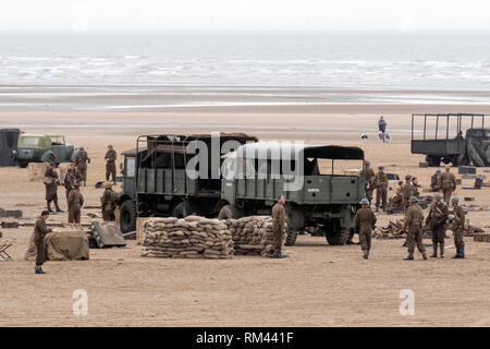 Zweiter Weltkrieg, zweiter Weltkrieg, zweiter Weltkrieg, WW2 BBC war World Two Drama genannt World on Fire. Hunderte von Produktionsmitarbeitern, Schauspielern, Soldaten und Militärfahrzeugen sind auf den Küstenstrand von St. Anne's on Sea gefahren, um Szenen aus der epischen Geschichte der Dunkirk-Evakuierung der britischen Armee aus dem Krieg zu erfassen. World on Fire wird als „ein adrenalisiertes, emotional packendes und klangliches düsteres Drama nach dem ersten Jahr des Zweiten Weltkriegs beschrieben. Ära 1940s, Kriegswochenende der vierziger Jahre, Kriegsnachstellung, Großbritannien Stockfoto