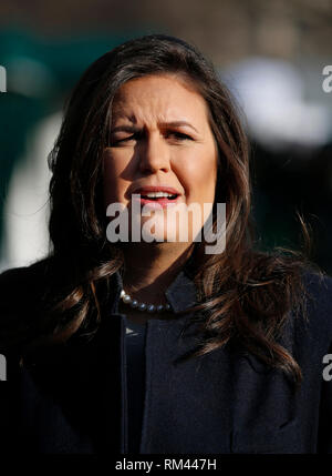 Washington, Vereinigte Staaten von Amerika. 13 Feb, 2019. Pressesprecher des Weißen Hauses, Sarah Sanders spricht mit Reportern außerhalb im Westflügel des Weißen Hauses in Washington, DC, 2-13-19. Der Pressesprecher des Weißen Hauses Sarah Huckabee Sanders spricht mit Reportern außerhalb im Westflügel des Weißen Hauses in Washington, DC, 13. Februar 2019. Quelle: Martin H. Simon/CNP | Verwendung der weltweiten Kredit: dpa/Alamy leben Nachrichten Stockfoto