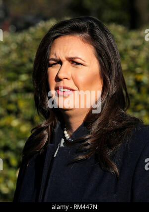 Washington, Vereinigte Staaten von Amerika. 13 Feb, 2019. Pressesprecher des Weißen Hauses, Sarah Sanders spricht mit Reportern außerhalb im Westflügel des Weißen Hauses in Washington, DC, 2-13-19. Der Pressesprecher des Weißen Hauses Sarah Huckabee Sanders spricht mit Reportern außerhalb im Westflügel des Weißen Hauses in Washington, DC, 13. Februar 2019. Quelle: Martin H. Simon/CNP | Verwendung der weltweiten Kredit: dpa/Alamy leben Nachrichten Stockfoto