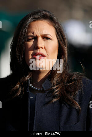 Washington, Vereinigte Staaten von Amerika. 13 Feb, 2019. Pressesprecher des Weißen Hauses, Sarah Sanders spricht mit Reportern außerhalb im Westflügel des Weißen Hauses in Washington, DC, 2-13-19. Der Pressesprecher des Weißen Hauses Sarah Huckabee Sanders spricht mit Reportern außerhalb im Westflügel des Weißen Hauses in Washington, DC, 13. Februar 2019. Quelle: Martin H. Simon/CNP | Verwendung der weltweiten Kredit: dpa/Alamy leben Nachrichten Stockfoto
