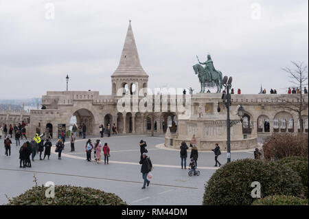 (237449) - Budapest, Februar 13, 2019 (Xinhua) - Touristen genießen den Blick auf die Stadt Budapest, Ungarn, 13.02.2019. Ungarn wurde eine Anzahl ausländischer Besucher im letzten Jahr, 650.000 mehr als im Jahr 2017, nach amtlichen Quellen hier später Dienstag. (Xinhua / Attila Volgyi) Stockfoto