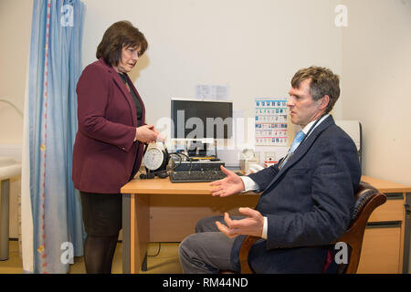 Glasgow, UK. 13 Feb, 2019. (L - R) Jean Freeman, Kabinettsminister für Gesundheit und Sport; Alastair Douglas-GP in Allander Chirurgie. Wer abgebildet werden gesehen, der Besuch einer GP Praxis - Die allander Chirurgie in Posil, Glasgow. Die Gesundheitsminister werden Mittel für ein System GPs zusätzliche Unterstützung mit den Kosten für ihre eigene Praxis zu geben. Credit: Colin Fisher/Alamy Leben Nachrichten Quelle: Colin Fisher/Alamy leben Nachrichten Stockfoto