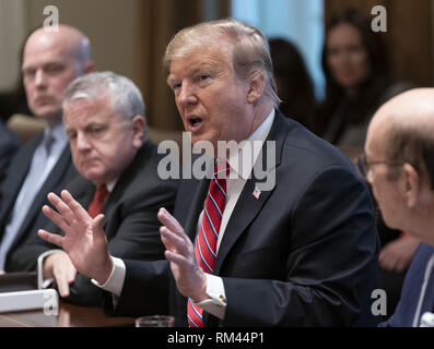 Washington, District of Columbia, USA. 12 Feb, 2019. Präsidenten der Vereinigten Staaten Donald J. Trumpf nimmt an einer Kabinettssitzung im Weißen Haus in Washington, DC. Quelle: Chris Kleponis/CNP/ZUMA Draht/Alamy leben Nachrichten Stockfoto