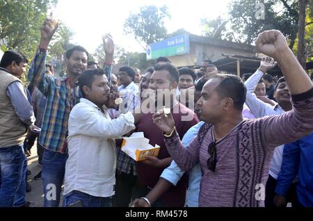 Guwahati, Assam, Indien. 13 Feb, 2019. Aktivisten von Assam Jatiyatabadi Yuba Chatra Parishad (AJYCP) süßen Speisen verteilen und Feuer verbrennen - Cracker, wie sie feiern, nachdem die Bürgerschaft Änderung Rechnung nicht in die Rajya Sabha weitergegeben werden konnten, in Guwahati, Assam am Mittwoch, 13. Februar 2019. Credit: Hafiz Ahmed/Alamy leben Nachrichten Stockfoto