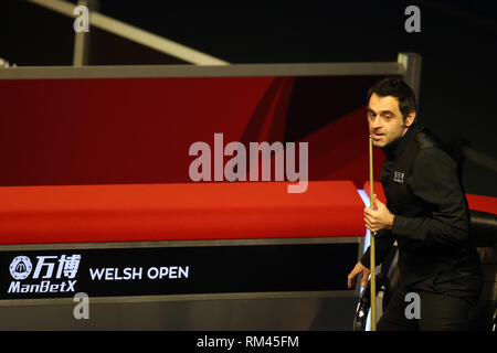 Cardiff, Großbritannien. 13 Feb, 2019. Ronnie O'Sullivan von England während seiner 2. runde Spiel gegen Yuan SiJun von China. Welsh Open Snooker, Tag 3 Am Motorpoint Arena in Cardiff, South Wales am Mittwoch, 13. Februar 2019. pic von der Credit: Andrew Obstgarten/Alamy leben Nachrichten Stockfoto