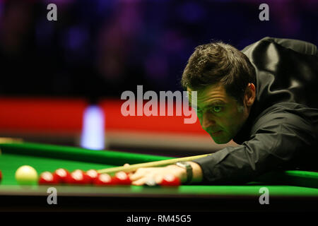 Cardiff, Großbritannien. 13 Feb, 2019. Ronnie O'Sullivan von England während seiner 2. runde Spiel gegen Yuan SiJun von China. Welsh Open Snooker, Tag 3 Am Motorpoint Arena in Cardiff, South Wales am Mittwoch, 13. Februar 2019. pic von der Credit: Andrew Obstgarten/Alamy leben Nachrichten Stockfoto