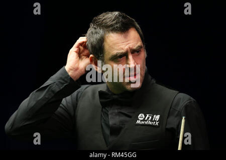 Cardiff, Großbritannien. 13 Feb, 2019. Ronnie O'Sullivan von England während seiner 2. runde Spiel gegen Yuan SiJun von China. Welsh Open Snooker, Tag 3 Am Motorpoint Arena in Cardiff, South Wales am Mittwoch, 13. Februar 2019. pic von der Credit: Andrew Obstgarten/Alamy leben Nachrichten Stockfoto