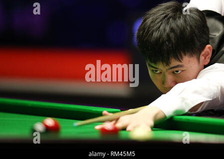 Cardiff, Großbritannien. 13 Feb, 2019. Yuan SiJun Chinas während seiner 2. runde Spiel gegen Ronnie O'Sullivan in England. Welsh Open Snooker, Tag 3 Am Motorpoint Arena in Cardiff, South Wales am Mittwoch, 13. Februar 2019. pic von der Credit: Andrew Obstgarten/Alamy leben Nachrichten Stockfoto