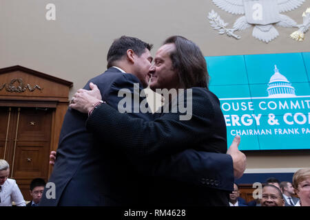 T-Mobile CEO John Legere, rechts, Umarmungen Sprint CEO Marcelo Claure vor Ihrer vor dem Haus Energie und Handel Ausschuss auf dem Capitol Hill am 13. Februar 2019. Credit: Alex Edelman/CNP | Verwendung weltweit Stockfoto