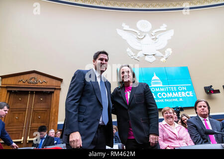 T-Mobile CEO John Legere, rechts, und Sprint CEO Marcelo Claure Pose vor ihrer Aussage vor dem Haus Energie und Handel Ausschuss auf dem Capitol Hill am 13. Februar 2019. Credit: Alex Edelman/CNP | Verwendung weltweit Stockfoto