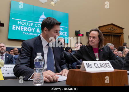 T-Mobile CEO John Legere, rechts, umarmt Sprint CEO Marcelo Claure vor ihrer Aussage vor dem Haus Energie und Handel Ausschuss auf dem Capitol Hill am 13. Februar 2019. Credit: Alex Edelman/CNP | Verwendung weltweit Stockfoto