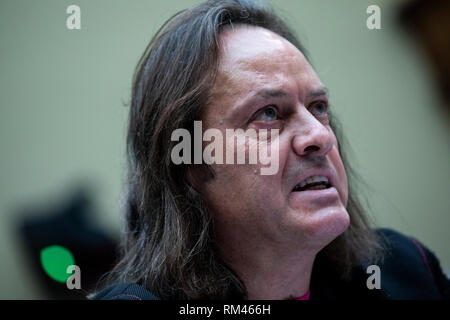 T-Mobile CEO John Legere bezeugt vor dem Haus Energie und Handel Ausschuss auf dem Capitol Hill am 13. Februar 2019. Credit: Alex Edelman/CNP/MediaPunch Stockfoto