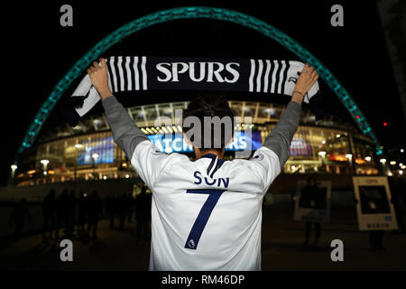 Wembley Stadion, London England. 13 Feb, 2019. UEFA Champions League Fußball, Tottenham Hotspur gegen Borussia Dortmund; Sporen Ventilator die Spurs Schal tragen Sohn Heung-Min von Tottenham Hotspur replica Shirt außerhalb Wembley Stadium vor Kick off Credit: Aktion plus Sport/Alamy leben Nachrichten Stockfoto