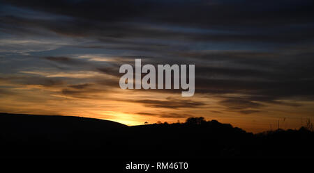 Brighton, UK. 13 Feb, 2019. Ein schöner Sonnenuntergang über Lewes in East Sussex heute Abend als wärmeres Wetter Prognose über Großbritannien in den nächsten Tagen Credit zu verbreiten ist: Simon Dack/Alamy leben Nachrichten Stockfoto