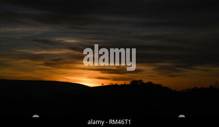 Brighton, UK. 13 Feb, 2019. Ein schöner Sonnenuntergang über Lewes in East Sussex heute Abend als wärmeres Wetter Prognose über Großbritannien in den nächsten Tagen Credit zu verbreiten ist: Simon Dack/Alamy leben Nachrichten Stockfoto