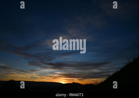 Brighton, UK. 13 Feb, 2019. Ein schöner Sonnenuntergang über Lewes in East Sussex heute Abend als wärmeres Wetter Prognose über Großbritannien in den nächsten Tagen Credit zu verbreiten ist: Simon Dack/Alamy leben Nachrichten Stockfoto