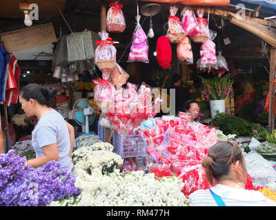 4. Mai 2012, Manila, Philippinen - Verschiedene Geschenke für die Lieben auf Anzeige an Dangwa Blumenmarkt während Valentinstag Vorbereitungen in Manila gesehen. (Bild: © Josefiel Rivera/SOPA Bilder über ZUMA Draht) Stockfoto