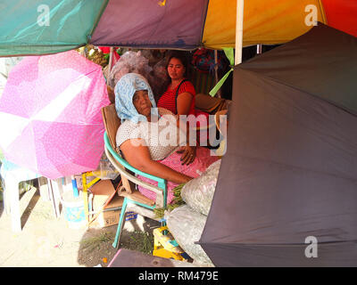 4. Mai 2012, Manila, Philippinen - ein müder Verkäufer gesehen eine Pause während der Valentinstag Vorbereitungen auf einem Markt in Manila. (Bild: © Josefiel Rivera/SOPA Bilder über ZUMA Draht) Stockfoto