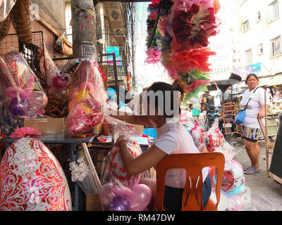 4. Mai 2012, Manila, Philippinen - eine Frau Anbieter gesehen besetzt das Verpacken einer Sachen Spielzeug während Valentinstag Vorbereitungen auf einem Markt in Manila. (Bild: © Josefiel Rivera/SOPA Bilder über ZUMA Draht) Stockfoto