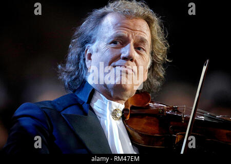 Amsterdam, Niederlande. 13 Feb, 2019. AMSTERDAM, Ajax - Real Madrid, Fussball, Champions League Saison 2018/2019, 13-02-2019, Johan Cruijff Arena. Andre Rieu vor dem Spiel Ajax - Real Madrid. Credit: Pro Schüsse/Alamy leben Nachrichten Stockfoto