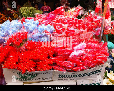 Manila, Philippinen. 4. Mai 2012. Verschiedene Geschenke in roten Farben sind auf Anzeige an Dangwa Blumenmarkt während Valentinstag Vorbereitungen in Manila gesehen. Credit: Josefiel Rivera/SOPA Images/ZUMA Draht/Alamy leben Nachrichten Stockfoto