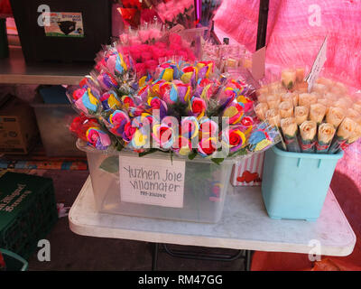 Manila, Philippinen. 4. Mai 2012. Ein Bouquet von künstlichen Blumen in einem Geschäft in Dangwa Blumenmarkt während Valentinstag Vorbereitungen in Manila gesehen. Credit: Josefiel Rivera/SOPA Images/ZUMA Draht/Alamy leben Nachrichten Stockfoto