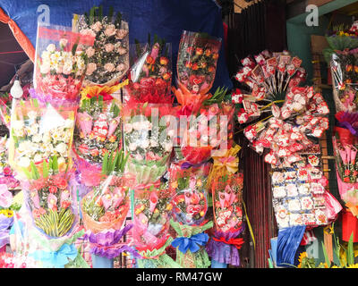 Manila, Philippinen. 4. Mai 2012. Einige Blumenstrauß aus verschiedenen Arten von Blumen auf Anzeige an Dangwa Blumenmarkt während Valentinstag Vorbereitungen in Manila gesehen. Credit: Josefiel Rivera/SOPA Images/ZUMA Draht/Alamy leben Nachrichten Stockfoto