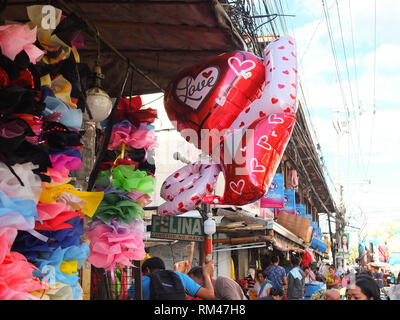 Manila, Philippinen. 4. Mai 2012. Herzform Ballons und verschiedenen Farben der Bänder für Geschenkverpackungen sind in einem Store in Dangwa Blumenmarkt während Valentinstag Vorbereitungen in Manila gesehen. Credit: Josefiel Rivera/SOPA Images/ZUMA Draht/Alamy leben Nachrichten Stockfoto