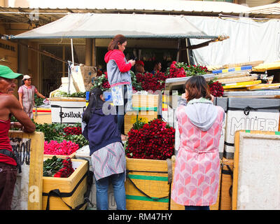 Manila, Philippinen. 4. Mai 2012. Frauen gesehen, die neu ankommenden Blumen aus der Provinz während Valentinstag Vorbereitungen auf einem Markt in Manila. Credit: Josefiel Rivera/SOPA Images/ZUMA Draht/Alamy leben Nachrichten Stockfoto