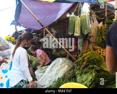 Manila, Philippinen. 4. Mai 2012. Anbieter gesehen warten auf Käufer während der Valentinstag Vorbereitungen auf einem Markt in Manila zu kommen. Credit: Josefiel Rivera/SOPA Images/ZUMA Draht/Alamy leben Nachrichten Stockfoto