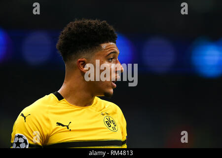 Wembley Stadion, London England. 13 Feb, 2019. UEFA Champions League Fußball, Tottenham Hotspur gegen Borussia Dortmund; Jadon Sancho von Borussia Dortmund sieht für Optionen, bevor Sie einen Eckball Credit: Aktion plus Sport/Alamy leben Nachrichten Stockfoto