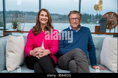 (237449) - kirkland (USA), 13.02.2019 (Xinhua) - Foto zur Verfügung gestellt von Bill und Melinda Gates Stiftung zeigt, dass Bill Gates (R) und Melinda Gates für ein Foto posieren nach dem Hinzufügen der 2019 jährlichen Brief in Kirkland, Washington, USA, Jan. 8, 2019. Bill und Melinda Gates veröffentlichte ihr 2019 jährlichen Brief am 13.02.12. und ein Video Rede wurde ausschließlich über Xinhua ausgestrahlt. Bill Gates, Ko-Vorsitzender der Bill & Melinda Gates Foundation, sagte Dienstag, interessante Fortschritte gegen Armut und Krankheit rund um die Welt im Jahr 2018 erzielt wurden, und China hat ein Hauptfaktor für t Stockfoto