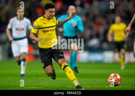 London, Großbritannien. 13 Feb, 2019. Jadon Sancho von Borussia Dortmund während der UEFA Champions League Runde 16 Übereinstimmung zwischen den Tottenham Hotspur und Borussia Dortmund im Wembley Stadion, London, England am 13. Februar 2019. Foto von salvio Calabrese. Nur die redaktionelle Nutzung, eine Lizenz für die gewerbliche Nutzung erforderlich. Keine Verwendung in Wetten, Spiele oder einer einzelnen Verein/Liga/player Publikationen. Credit: UK Sport Pics Ltd/Alamy leben Nachrichten Stockfoto