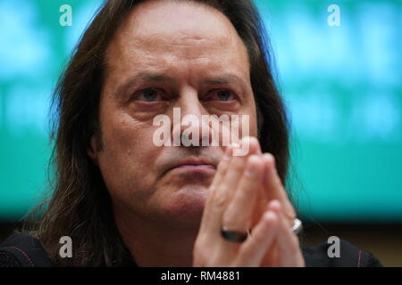 Washington, DC, USA. 13 Feb, 2019. JOHN LEGERE, CEO und Präsident von T-Mobile USA, bezeugt vor der US-House Energy and Commerce Committee auf die geplante Fusion zwischen seiner Firma und Sprint. Corp.: Jay Mallin/ZUMA Draht/Alamy leben Nachrichten Stockfoto