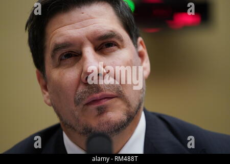 Washington, DC, USA. 13 Feb, 2019. MARCELO CLAURE, Executive Chairman von Sprint Corp., bezeugt vor der US-House Energy and Commerce Committee auf die geplante Fusion zwischen seinem Unternehmen und T-Mobile. Credit: Jay Mallin/ZUMA Draht/Alamy leben Nachrichten Stockfoto