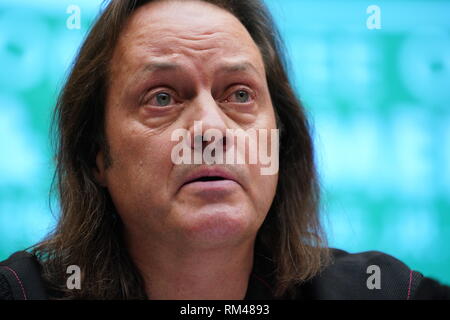 Washington, DC, USA. 13 Feb, 2019. JOHN LEGERE, CEO und Präsident von T-Mobile USA, bezeugt vor der US-House Energy and Commerce Committee auf die geplante Fusion zwischen seiner Firma und Sprint. Corp.: Jay Mallin/ZUMA Draht/Alamy leben Nachrichten Stockfoto