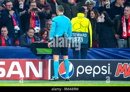 Amsterdam, Niederlande. 13. Feb 2019. Soccer AFC Ajax-v-Real Madrid Champions League 2018-2019 Schiedsrichter schaut auf den Bildschirm Credit: Orange Bilder vof/Alamy leben Nachrichten Stockfoto