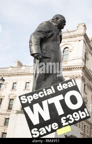 London, Großbritannien. 13. Februar 2019. Vorstand zur Unterstützung der Brexit WTO auf den Parliament Square, London UK, heute. Credit: Joe Kuis/Alamy leben Nachrichten Stockfoto