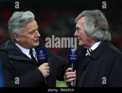 Wembley Stadion, London England. 13 Feb, 2019. UEFA Champions League Fußball, Tottenham Hotspur gegen Borussia Dortmund; ehemaliger Nordirland und Tottenham Torwart Pat Jennings im Gespräch mit BT Sport Interviewer des Kelly auf dem Platz vor dem Kick off Credit: Aktion plus Sport/Alamy leben Nachrichten Stockfoto