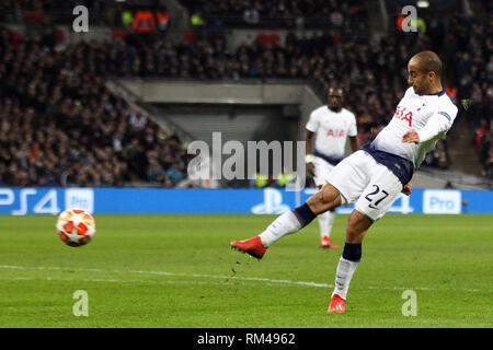 London, Großbritannien. 13 Feb, 2019. Lucas Moura von Tottenham Hotspur nimmt einen Schuß am Ziel. UEFA Champions League, Achtelfinale, Hinspiele übereinstimmen, Tottenham Hotspur v Borussia Dortmund im Wembley Stadion in London am Mittwoch, 13. Februar 2019. Dieses Bild dürfen nur für redaktionelle Zwecke verwendet werden. Nur die redaktionelle Nutzung, eine Lizenz für die gewerbliche Nutzung erforderlich. Keine Verwendung in Wetten, Spiele oder einer einzelnen Verein/Liga/player Publikationen. pic von Steffan Bowen/Andrew Orchard sport Fotografie/Alamy Live news Credit: Andrew Orchard sport Fotografie/Alamy leben Nachrichten Stockfoto