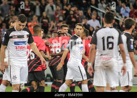 Die atlético - PR-Player feiert sein Ziel mit Spieler seines Teams während eines Spiels gegen General Diaz im Arena da baixada Stadion. Meisterschaft [Wettbewerber]. Foto: Gabriel Machado/AGIF Stockfoto