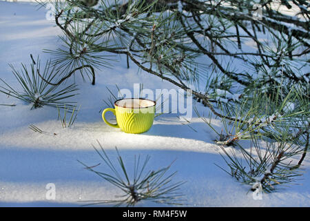 Eine Tasse Kaffee im Winter Nadelwald im Schnee Stockfoto