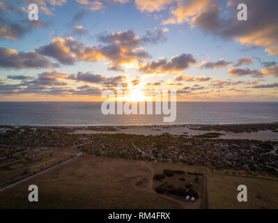 Luftaufnahme der bunten Sonnenuntergang an der Küste von Western Australia, Geraldton Stockfoto