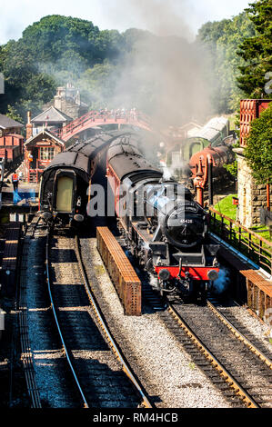 Schwarz 5 Eric Treacy warten aus Goathland station southbound Für Pickering abzuweichen. Stockfoto