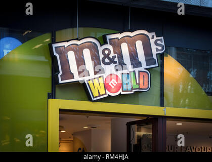 London, Greater London, Großbritannien, 7. Februar 2018, ein Zeichen und Logos für M&M World, Leicester Square Stockfoto