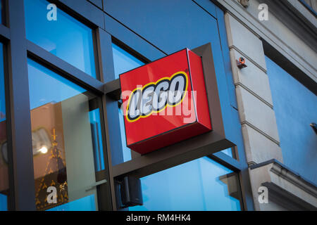 London, Greater London, Großbritannien, 7. Februar 2018, ein Zeichen und Logos für den Leicester Square Lego Store Stockfoto